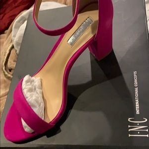 BNIB FUSCIA sandal 9..5 W. Brand New INC.